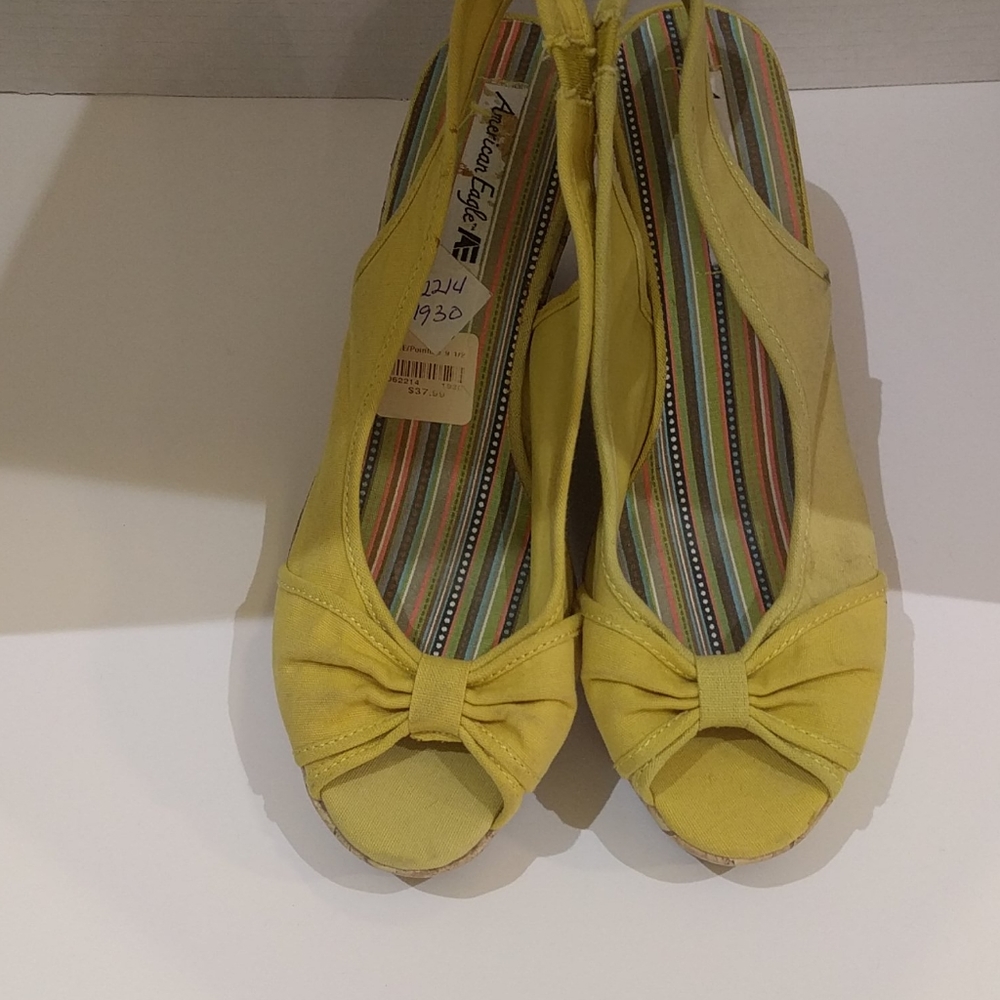 👠👠Mustard open toe wages by American Eagle 👠